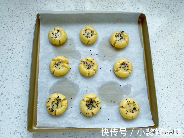 玉米油|不用猪油也酥脆,香酥美味黑芝麻桃酥,轻轻一碰酥得掉渣