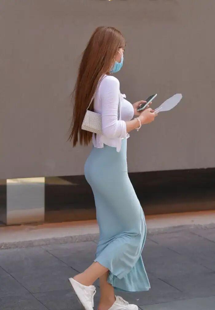 适合|美女街拍:连衣裙不一定搭高跟鞋,如今流行“混搭风”,小个子也适合!