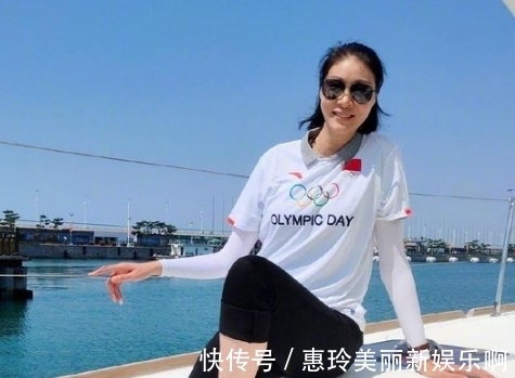 队医|女排冠军40岁仍单身，晒1米3大长腿白到反光，曾与姚明传绯闻