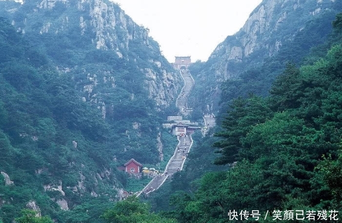  天门山|女游客登山时“穿裙子”，这样就“尴尬”了，网友直呼：不敢看了