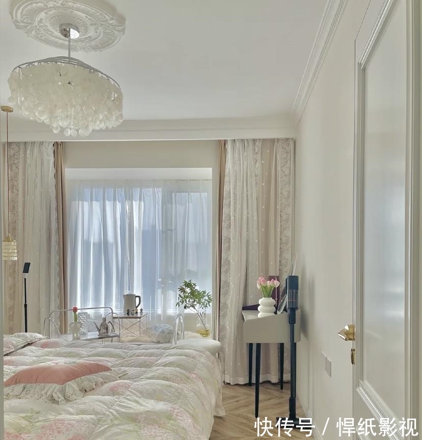 飘窗垫|这是我们见过最浪漫的132㎡法式装修，屋内干净到“一层不染”
