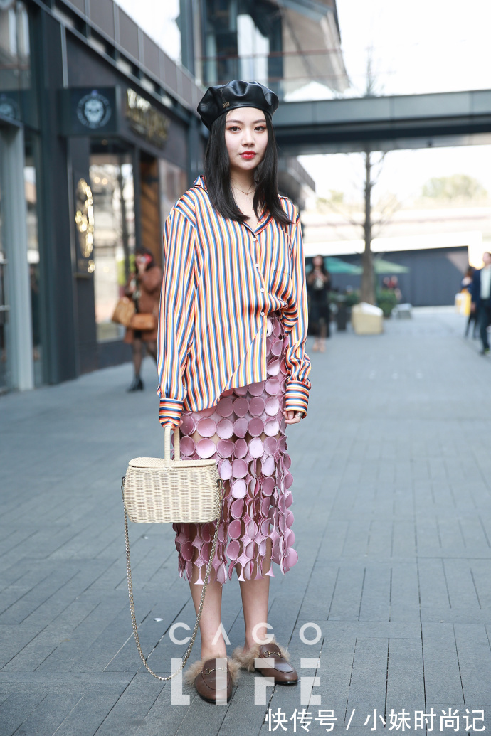 衬衫搭配|成都街拍,黑色长袖衬衫搭配橘色长裙,简约有型又有范!