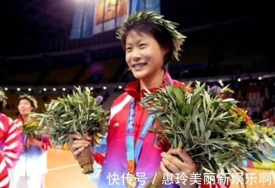 队医|女排冠军40岁仍单身,晒1米3大长腿白到反光,曾与姚明传绯闻