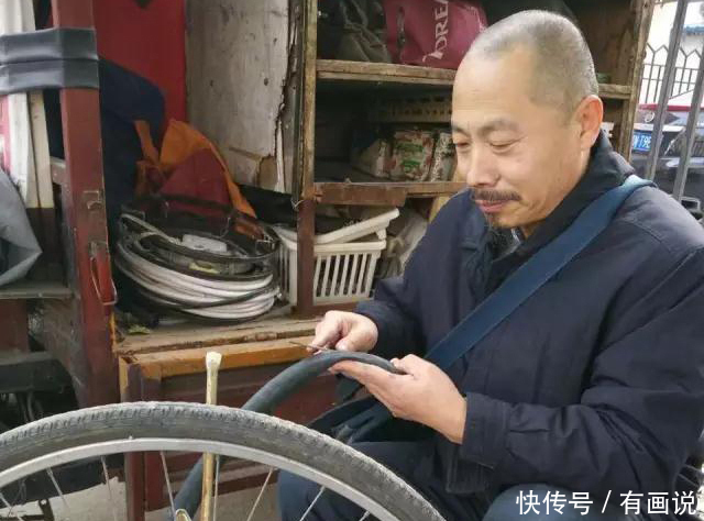 扫地僧|修车老头摆摊卖字画,自称超过齐白石,是狂妄还是真有水平