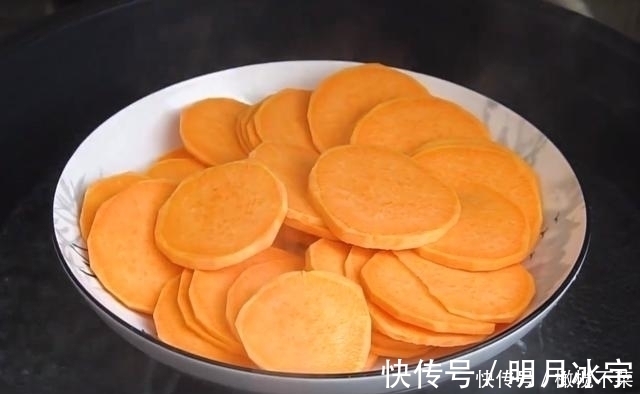 老左|秋天多吃红薯，加一张手抓饼，简单一做，又香又酥脆，比烤的好吃