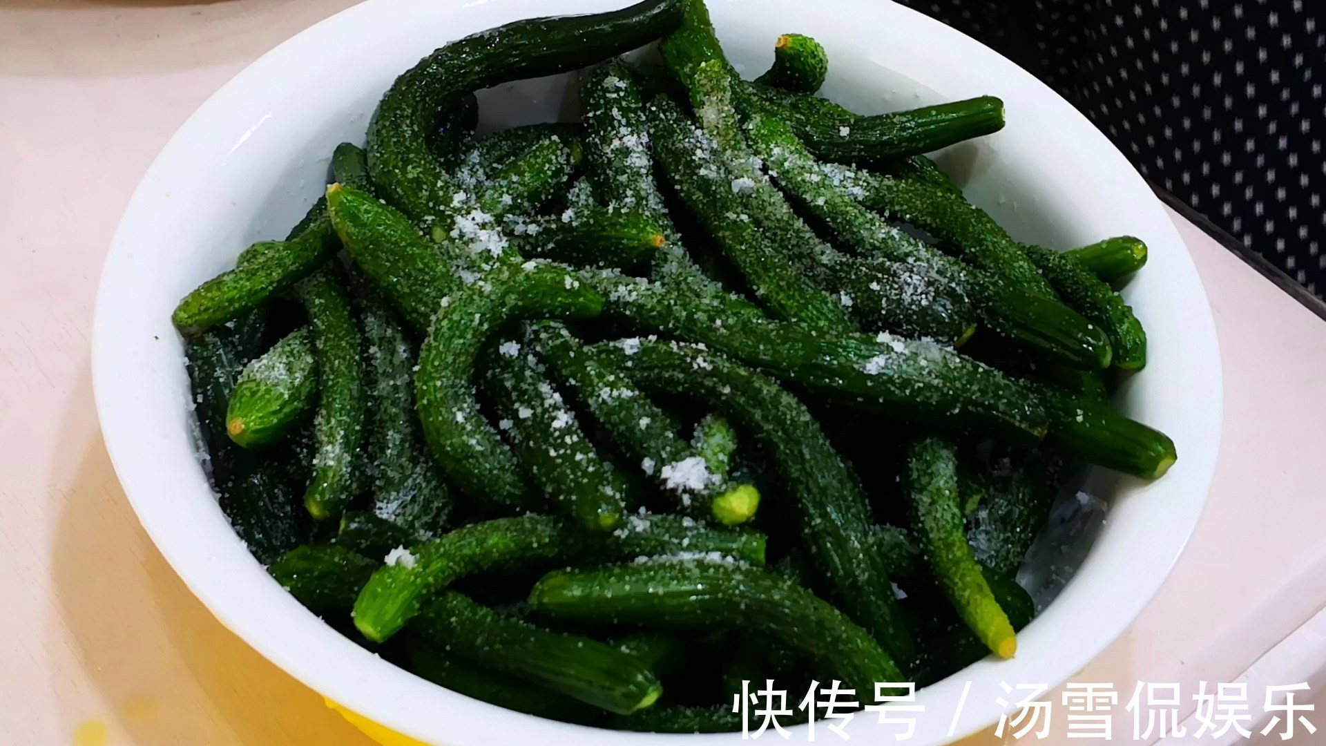 阳台上|腌黄瓜时,只会加盐就外行了,多加1味调料,又脆又绿格外香!
