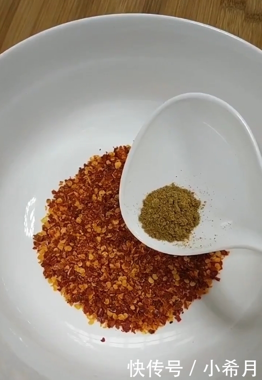 小伙|小伙教你煮好吃的面条,非常的有食欲,简简单单的面条看着真好吃