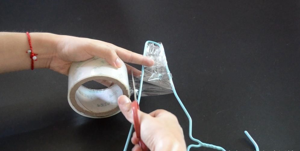 衣架上缠几圈胶带, 这个作用太厉害了, 解决了很多家庭的烦恼