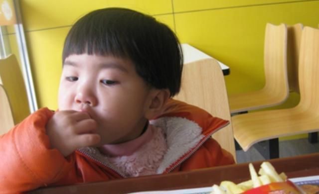 小强|4岁男孩在幼儿园总喊“饿”,老师察觉问题,跟回家一看呆住了