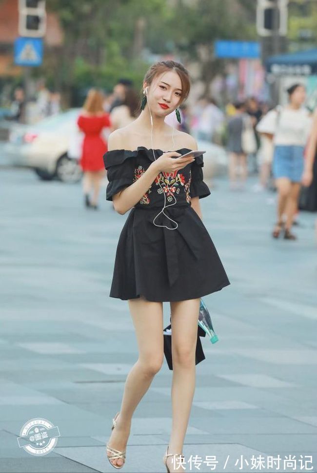 好身材|街拍:穿搭也要放得开,一字肩设计秀出小性感,露出锁骨才完美