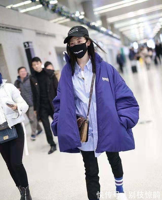 钱包君 买鞋不如多买几双袜子,“露袜子”才是今年最火穿法,时髦显腿长