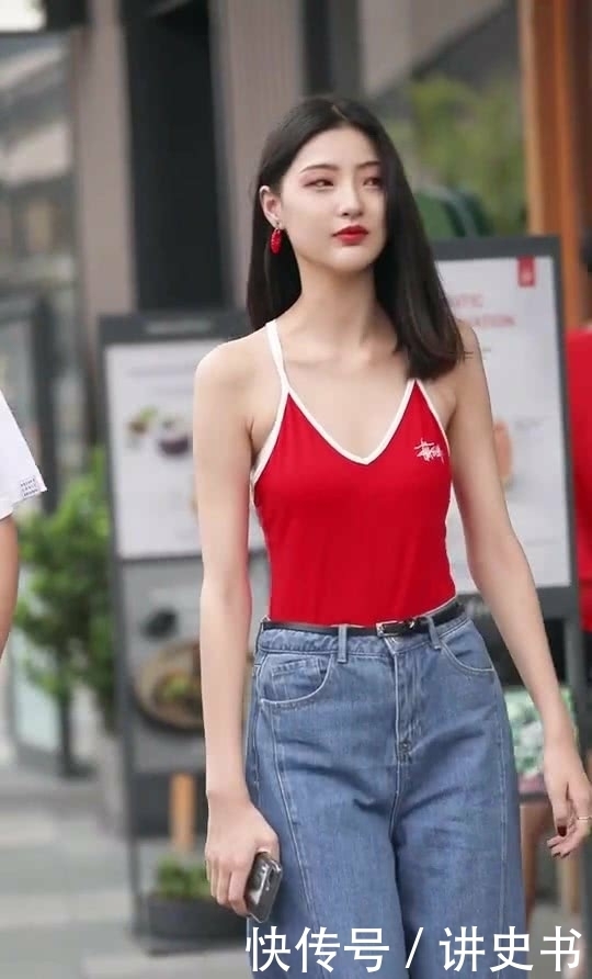 街拍：美女黑色一字肩上衣配红色短裙，秀出白皙长腿，充满女人味