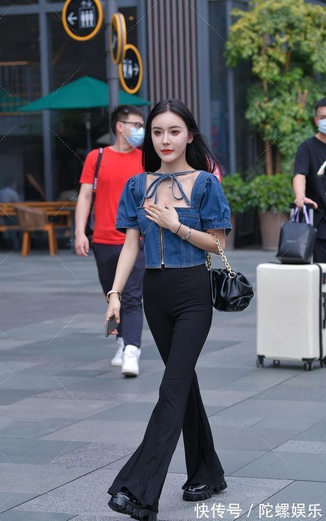 紧身裤|美女的服装搭配简单，搭配青春靓丽，展现美丽的容貌