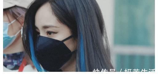 杨幂《你我皆王者》路透:蓝色挑染成焦点,秒变电竞女主