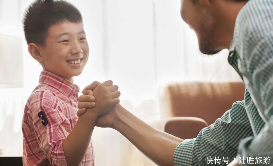 孩子|宝妈跟娃“互殴”,嘴里还念念有词,宝爸听到后笑崩了