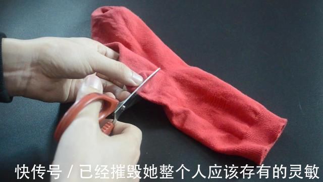 缝纫|穿破的袜子不要扔,简单剪一刀,旧袜子变得和新的一样,太实用了