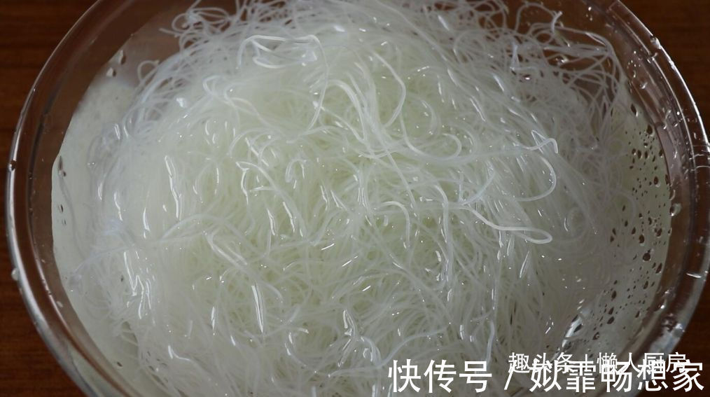 这是海鲜炒米粉的做法，加点它们一起炒，可做菜也可做主食