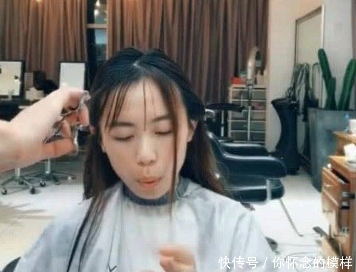 理发师|奇闻:女孩理发时玩游戏,抬头被自己惊艳,网友:镜子里是谁