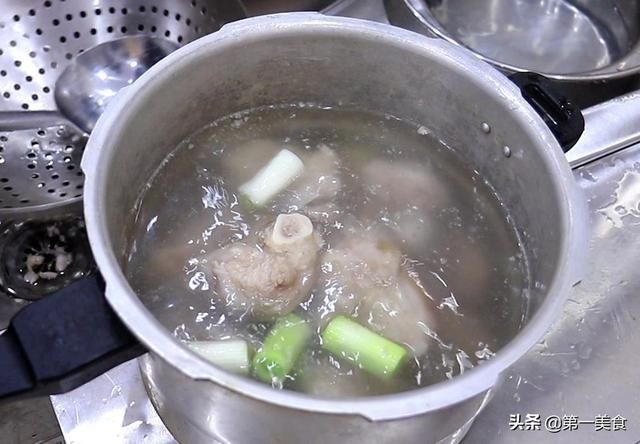 厨师|炖大骨头汤切记不要直接炖,厨师长教你一招,汤浓无腥味,味道鲜