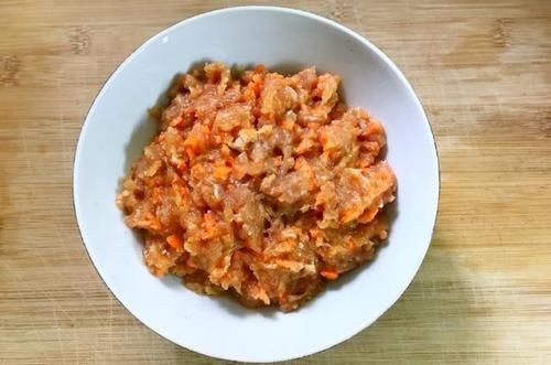 喜欢吃豆制品的小伙伴有口福了，这道菜皮薄馅大，解馋好吃