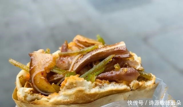 夹凉粉、配肥肠、包红糖，锅盔在四川可不只是个烧饼