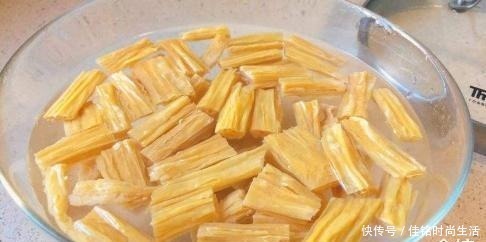 浸泡|腐竹直接在水里泡就错了，饭店都是这样做，简单方便还筋道