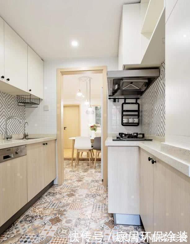 玄关|60平小两居,客厅抬高设计,次卧可住全家人,收纳满分时尚大气!