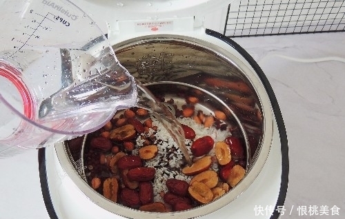 女人气血差要常喝一碗粥，食材普通，做法简单，补血养颜不发胖