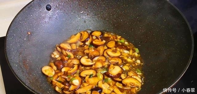 香菇炒油菜不入味?香菇是否要焯水?一个小技巧决定成败