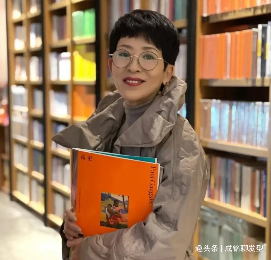短发 老年人别总烫小卷发型,学学三位60岁时髦奶奶的减龄发型,超洋气