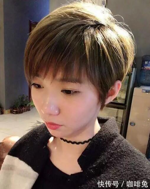 小子头|美女嫌太热,长发剪短发,清凉帅气很满意