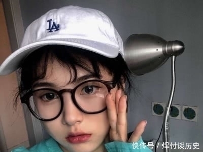 标志|脸上有这“3标志”的女生,八成适合戴眼镜,“小迷弟”主动求交往