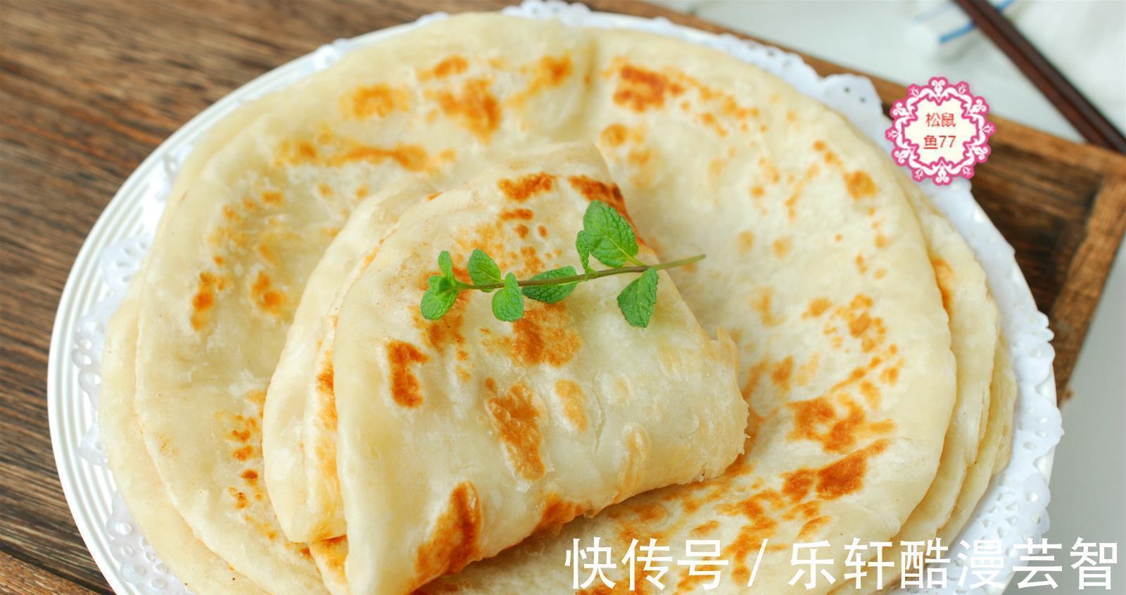 我烙饼不用开水、不用酵母，5分钟烙一张，软软的一层一层真香