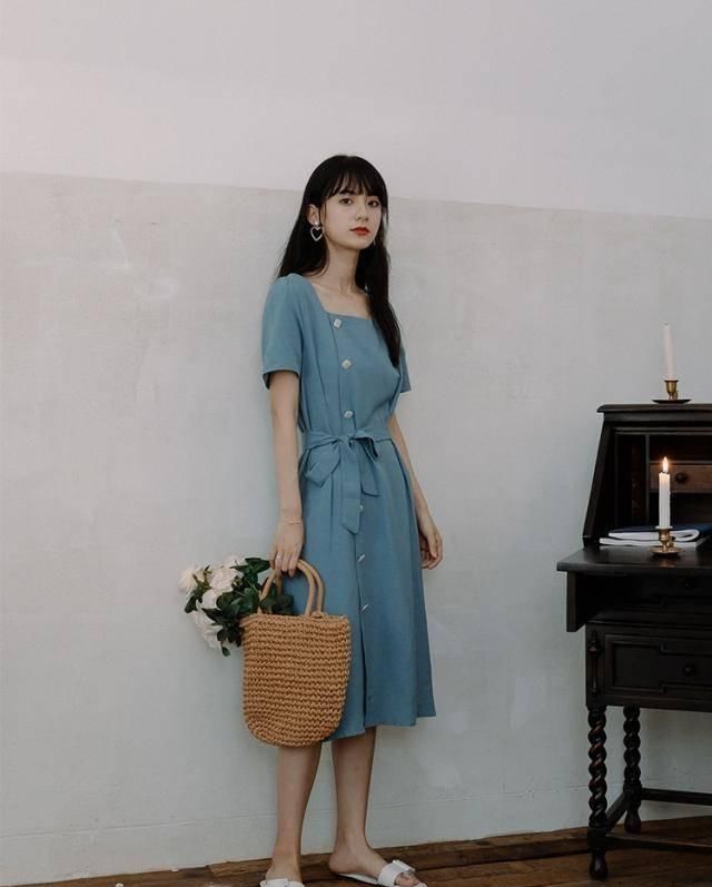 路人街拍，搭配牛仔热裤，秀出迷人的大长腿