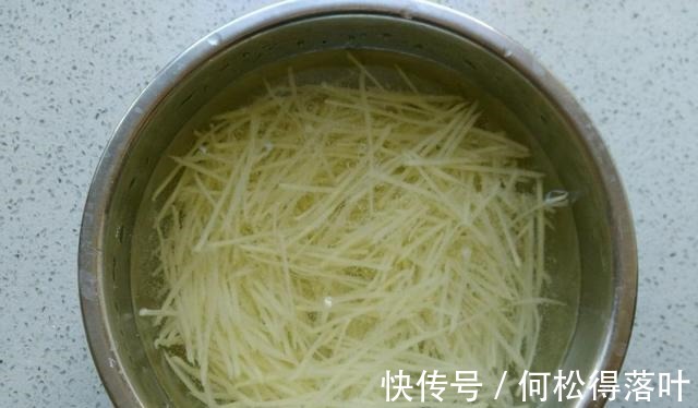 下饭|土豆丝这样凉拌，酸辣爽口，不油腻，步骤简单，好吃下饭！