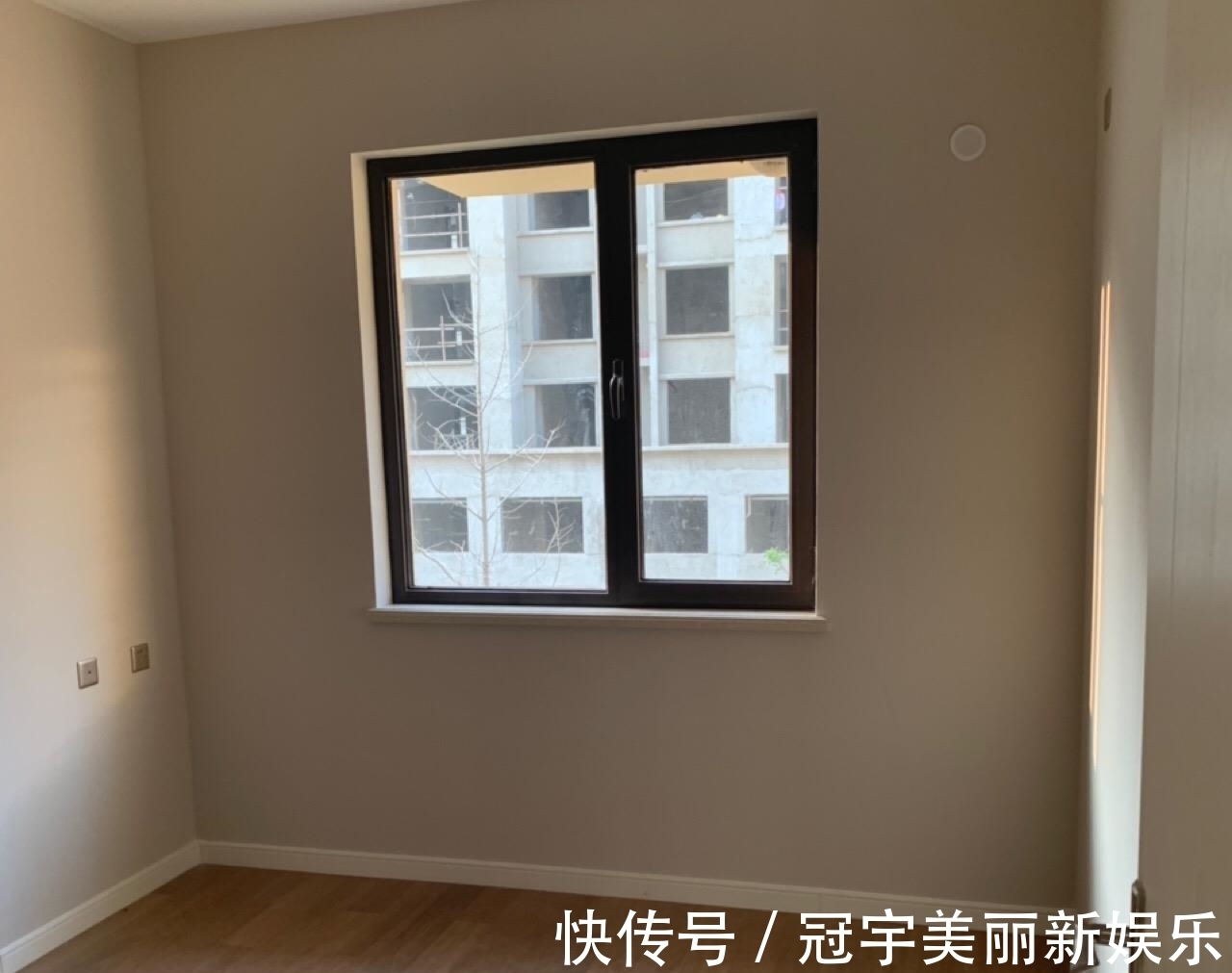 主卧|等了两年精装房终于交付,装修还不错,有阳台的房间给儿子住!