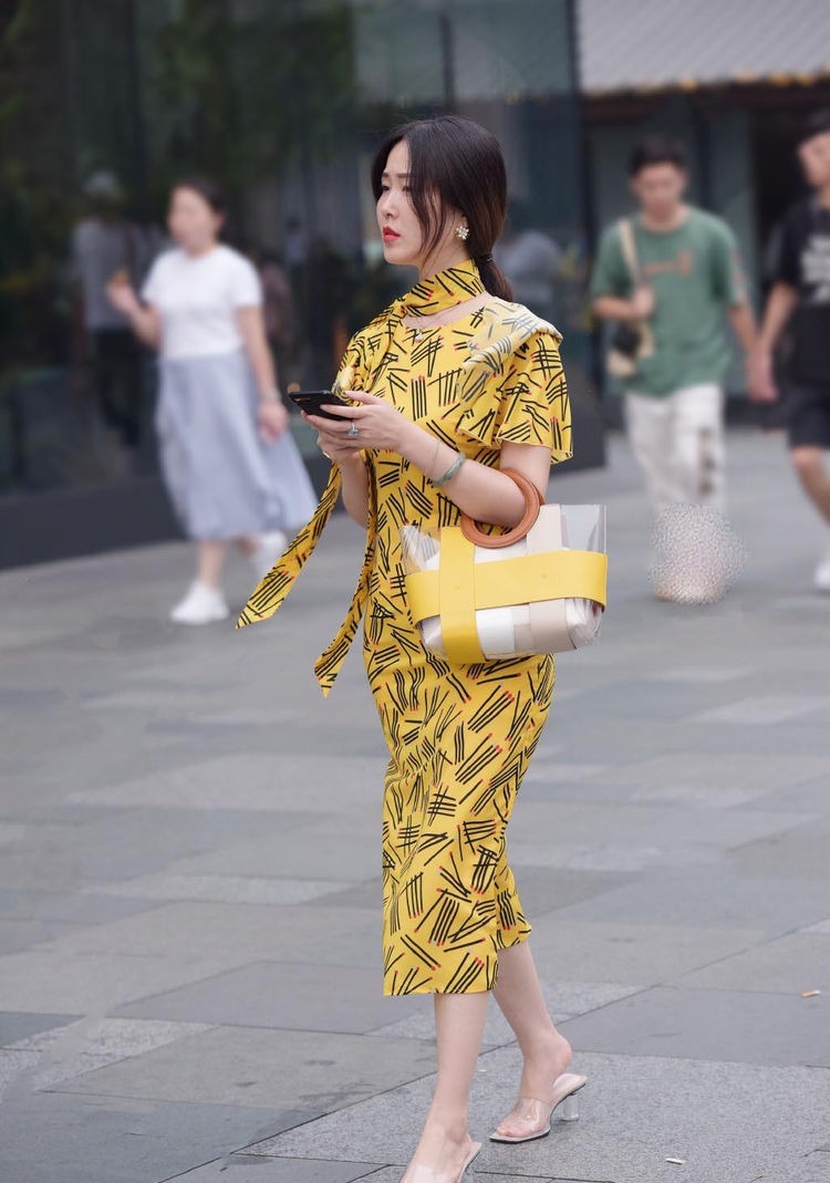 造型|窄V型领的设计,为了丰富造型细节,她还特意搭配了一条吊坠项链