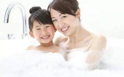 妈妈|洗澡时,女儿:妈妈,你那里怎么有“胡子”?妈妈回答有教育意义
