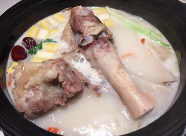 不论炖什么骨头汤,都别一加水就炖,多加1步,汤汁浓白像牛奶