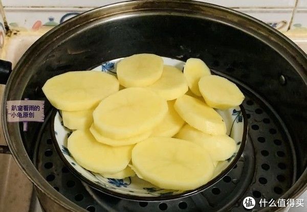 保鲜膜|2个土豆这样做,简单方便,绵软滑嫩,越吃越想吃,根本停不下口
