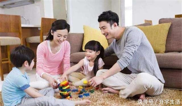 爸妈|“带娃鬼才”火了,哥哥玩游戏把妹妹挂门上,网友确认是亲哥