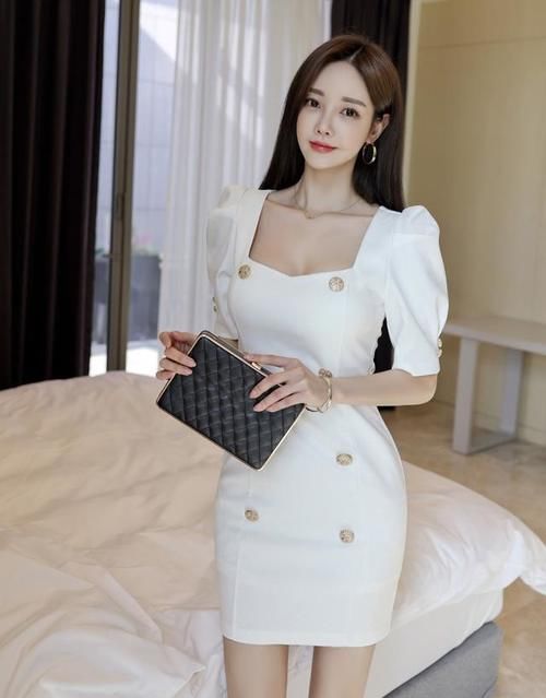 清雅纯洁搭肩中袖连衣裙，自然曼妙展现孙允珠时尚活力