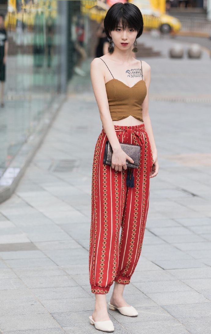 街拍：小美女一条红色吊带连衣裙，吸睛率极高