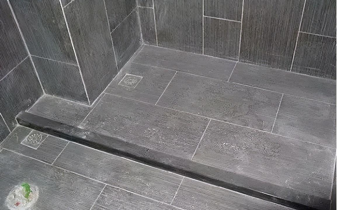 下水口|卫生间别再做斜坡排水了,现在流行这样做,下水更快还防滑