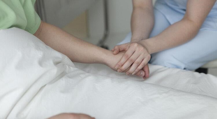 患者|晚期癌症只能“等死”吗？医生：事实上，3类癌症到晚期仍可治愈