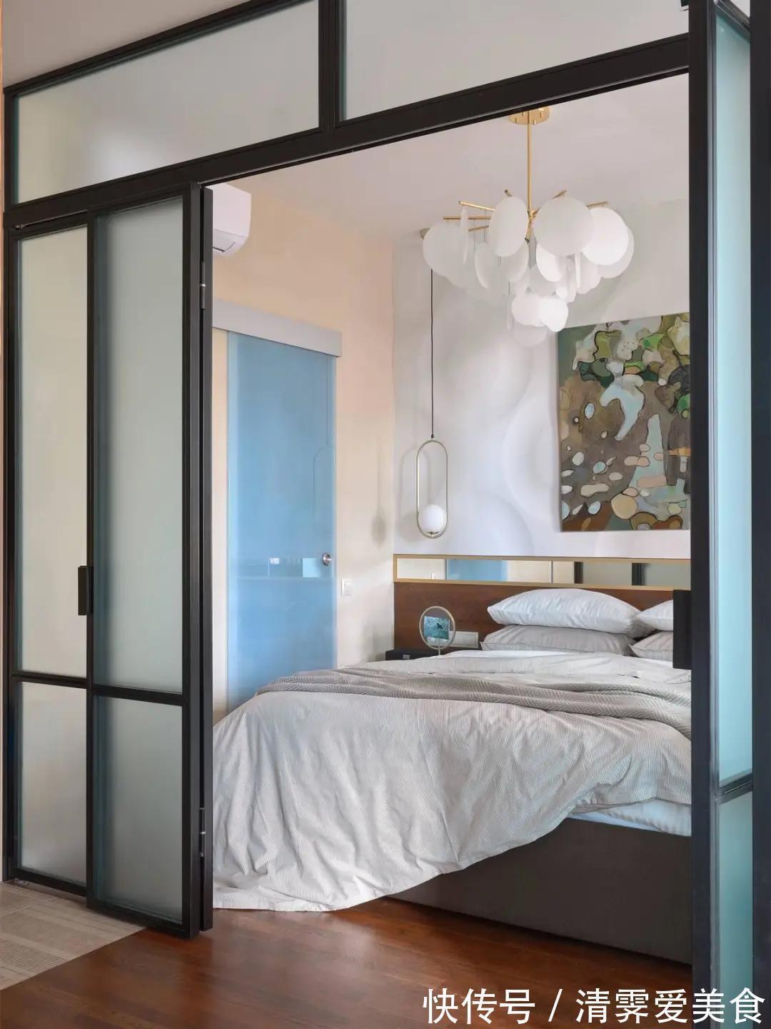 卧室内|女孩买35㎡一室,玻璃隔断卧室挤出衣帽间,用心打扮生活同样精彩