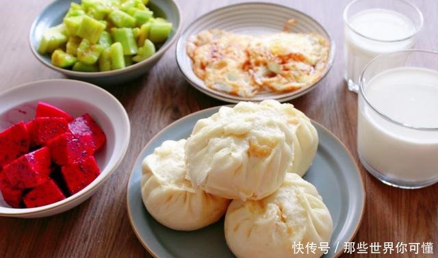 两个人的早餐,好吃又健康,有现蒸的大肉包,网友看的口水横流!