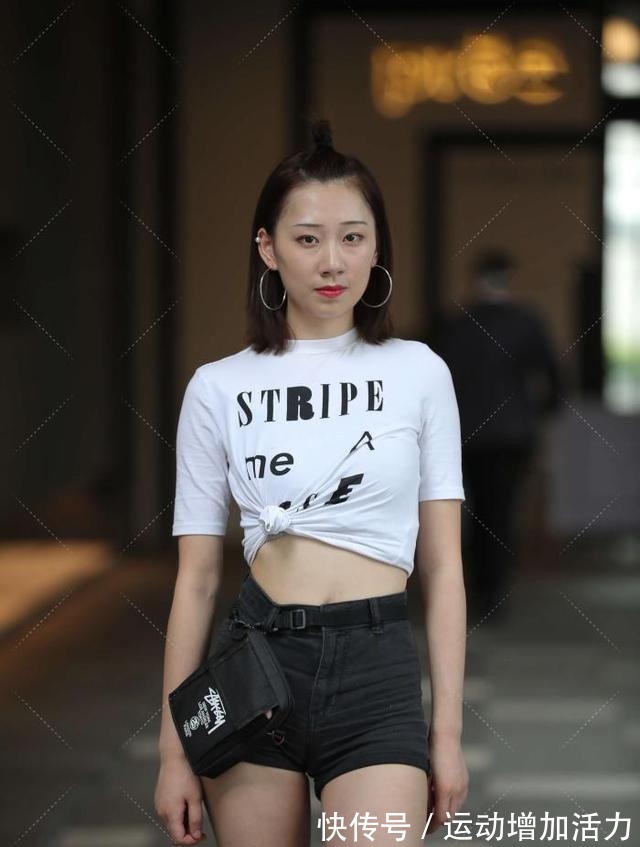 衣服|中袖白上衣搭配修身牛仔裤，飒爽美丽，凸显优美曲线