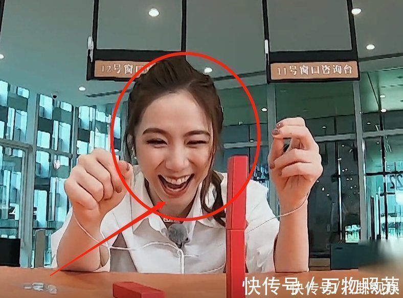 跑男嘉宾戴按摩贴搭积木,邓紫棋被电出口水,白鹿的做法太机智了