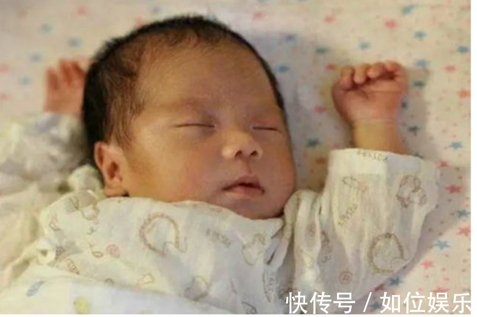 被子|娃睡觉时出现这样的睡姿,说明他很健康,侧面反映妈妈很会养孩子